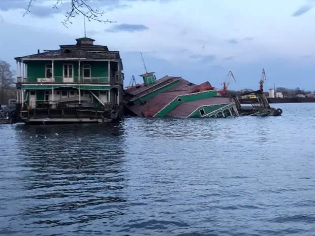 Десятки аварийных дебаркадеров по всей стране просто уходят под воду. /Фото: ranpress.ru Десятки аварийных дебаркадеров по всей стране просто уходят под воду. /Фото: ranpress.ru