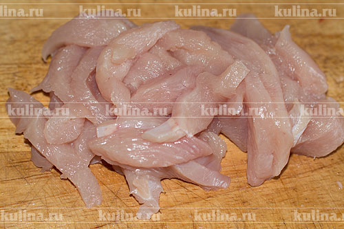 Хе из курицы Курицу нарезать тонкими длинными полосками, как показано на фото.