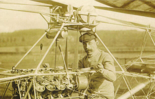 Поль Корню за штурвалом вертолета собственной конструкции, 1907 год. | Фото: commons.wikimedia.org. Поль Корню за штурвалом вертолета собственной конструкции, 1907 год. | Фото: commons.wikimedia.org.