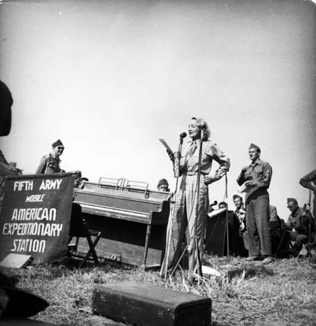 Марлен Дитрих выступает перед солдатами