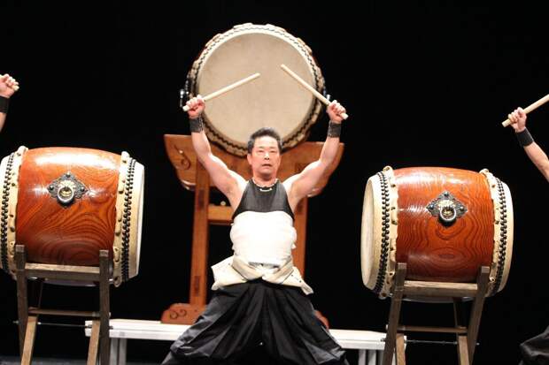 Путешествуя по Японии. Выступление барабанщиков в районе Минато Мираи 21 города-порта Йокогама...