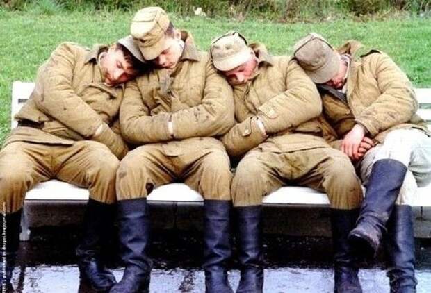 Спящие на улице военнослужащие.