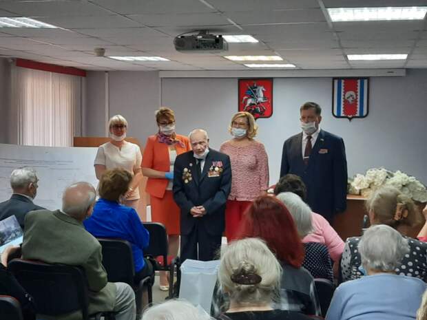 Медали «75-лет Победы» получили более 200 ветеранов из Западного Дегунина