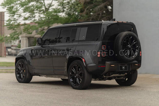 Land Rover Defender 2026 превратили в броневик, защищенный от выстрелов из штурмовой винтовки калибра 7,62 и одновременного подрыва двух ручных гранат