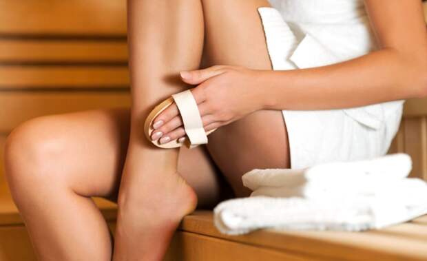 Вместо пилингов и скрабов: массаж тела сухой щеткой