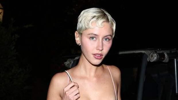 Папарацци запечатлели конфуз дочери Джуда Лоу со слетевшим с ее груди нарядом