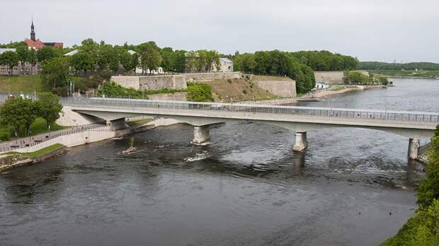 В Эстонии пожаловались на якобы снятие РФ разграничительных буев на реке Нарве