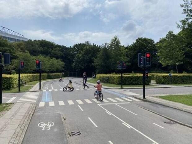 В Копенгагене есть детская площадка в виде настоящей улицы, где дети учатся вести себя на проезжей части и соблюдать правила дорожного движения