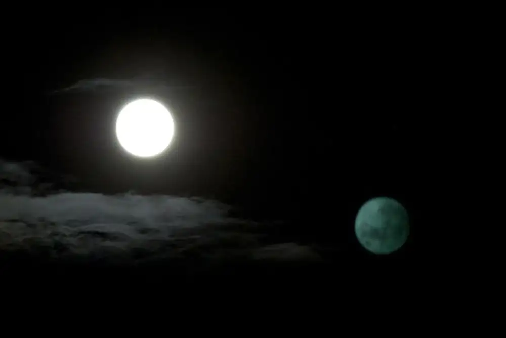 Что будет если выйти ночью 2 августа. Две Луны на небе. Две Луны 27 августа 2012. Две Луны фото. 27 Августа Марс.