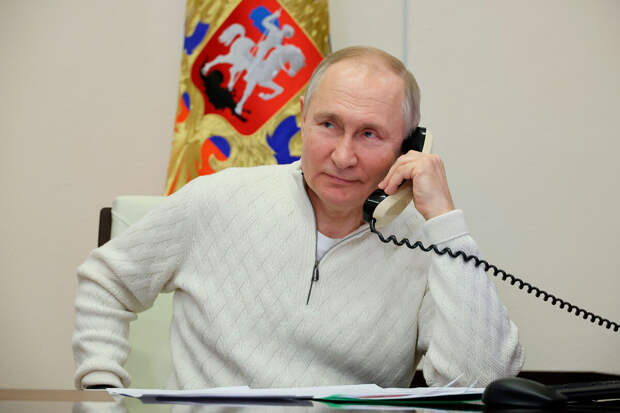 Песков: вечером в понедельник Путин проведет международный телефонный разговор
