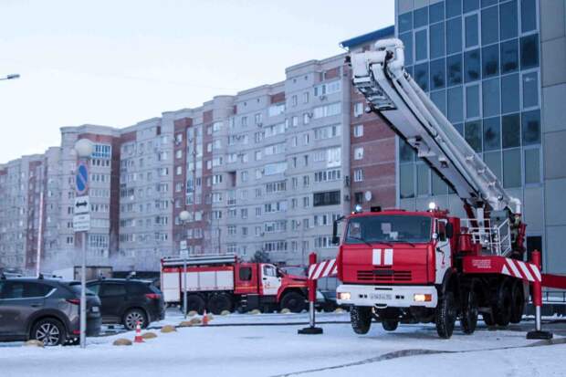 Офисное здание в Омске загорелось на самом верху