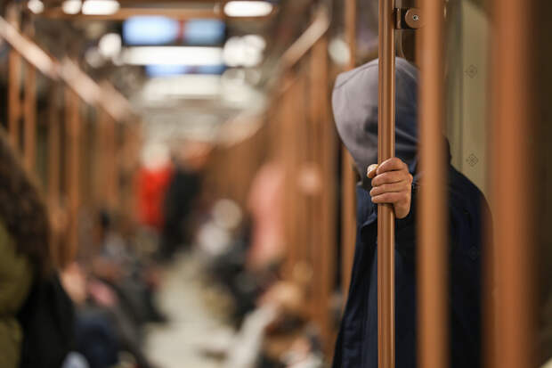 Россиянам пригрозили наказанием за грязную одежду в метро