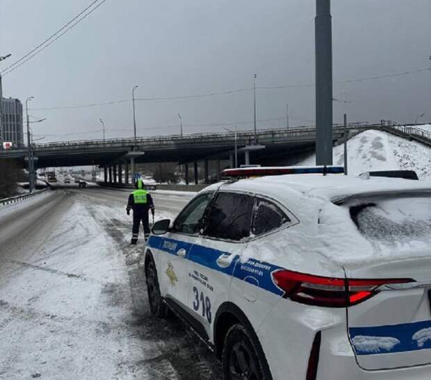 Снегопад стал помехой: в центре Владивостока частично перекрыли проезд, а на Котельникова застрял тягач
