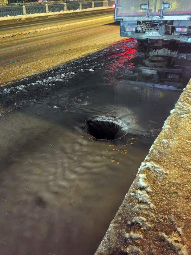 На Октябрьской набережной ищут источник вытекания холодной воды