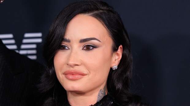 Певица Деми Ловато в платье с глубоким декольте снялась с мужем Джорданом Лютесом