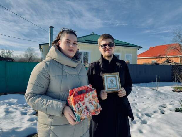 Добровольцы отдела по делам молодежи и казачья молодежь поздравили детей с Рождеством Христовым