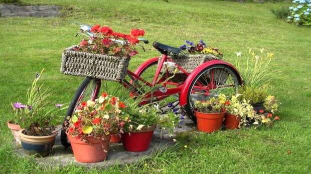 Старый велосипед превращается в симпатичную цветочную клумбу. 