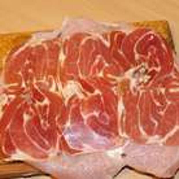 Тонко порезанный бекон укладываем на наше мясо. 