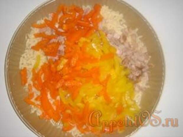 Смешать сыр, курицу, перец, фасоль смазать майонезом