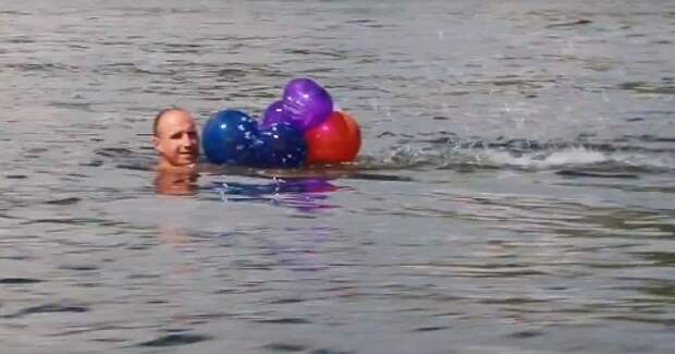 На поверхности озера плавает мяч. Необыкновенный заплыв н рыжих. Я плаваю в шарах.