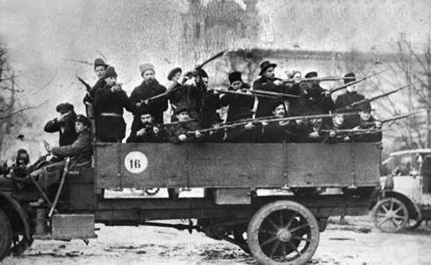 Петроград. 25 октября 1917 года. Отряд красногвардейцев у здания Смольного перед отправкой на выполнение боевого задания Военно-революционного комитета.
