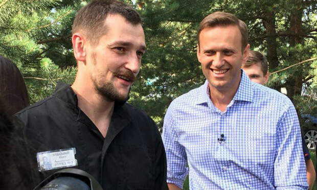 Навальный встретил вышедшего из тюрьмы брата 