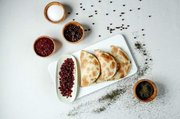 Янтык с мясом: крымский рецепт сочного «сухого чебурека» на кипятке