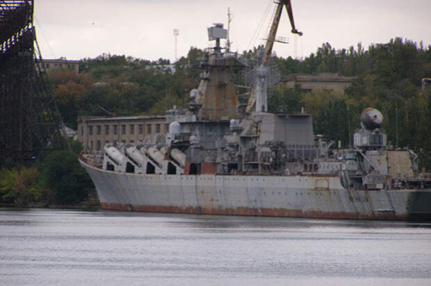 Ракетный крейсер Украина у стенки завода им. 61 Коммунара 1 октября 2009 года