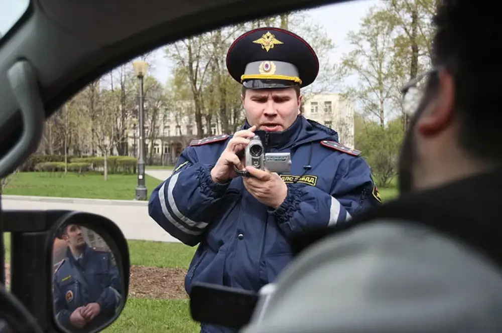 Дпс видео. Видеосъемка ДПС инспектора. Гаишник с камерой. Мент с камерой. Гаишник фотографирует.