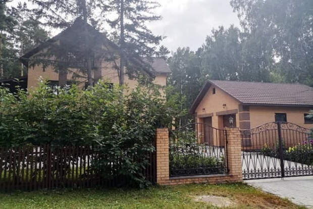 Суд выселил семью экс-главы СО РАН Асеева из скандального коттеджа