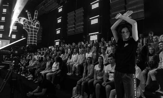 Здравствуйте! Вам нравится шоу «Голос» на Первом? Смотрите его? А это, кстати, самая рейтинговая передача канала и в пятёрке на всём нашем ТВ.-3