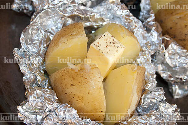 Картофель, запеченный с сыром и каперсами Положить по куску сливочного масла.
