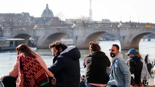 Во Франции за сутки выявили более 22 тысяч случаев коронавируса