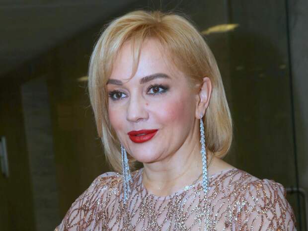 Татьяна Буланова шокировала зал выходом с «беременными» танцовщицами — видео