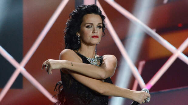 Певица Слава расплакалась после скандала на концерте