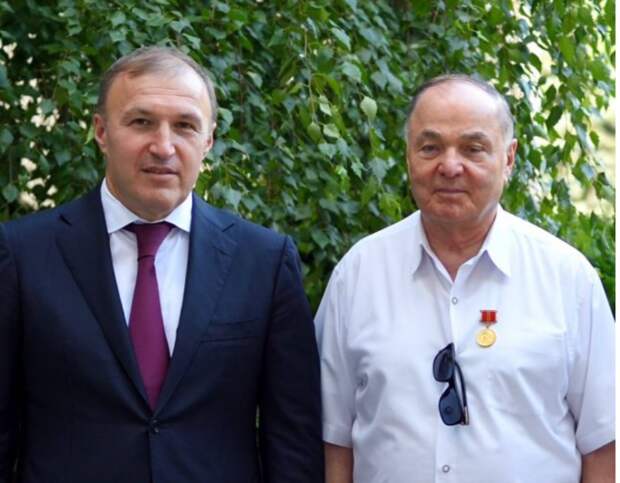 Глава Адыгеи поздравил экс-президента республики Хазрета Совмена с днём рождения