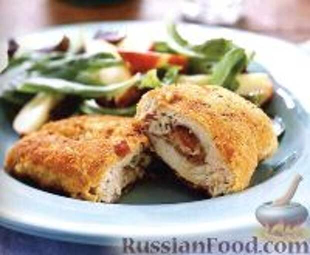 Фото к рецепту: Куриное филе, фаршированное ветчиной и сыром
