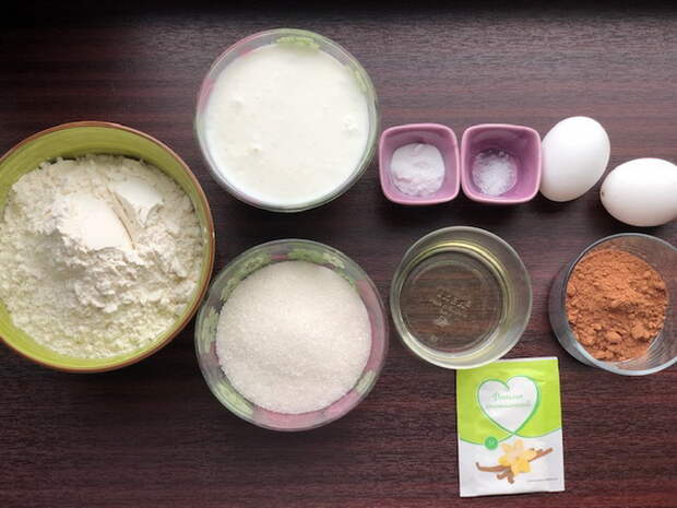 Осталось много кефира и вот решила приготовить тортик. Вышло отлично, очень вкусно и по-домашнему