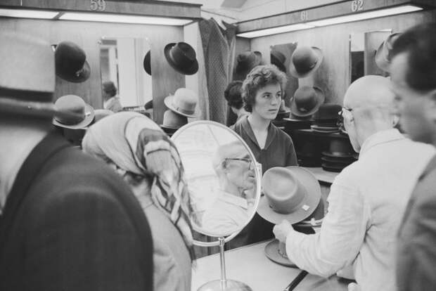 Торговля фирменными шляпами в Государственном универсальном магазине. СССР, Москва, 1961 год. 