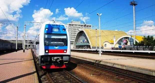 Застряла в Киеве у отца: Школьница вернулась в Луганск после четырёх лет на Украине