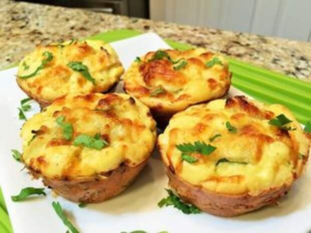 Фото к рецепту: Маффины с курицей и сыром Фото к рецепту: Маффины с курицей и сыром