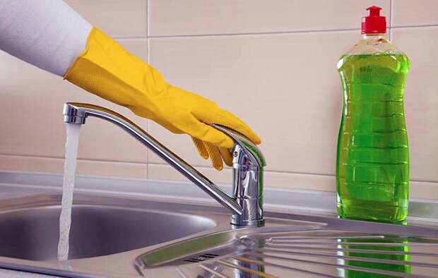 Подойдет любое средство для мытья посуды. / Фото: nadoremont.com