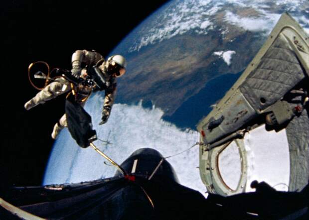 Первым человеком, который вышел в открытый космос, стал советский космонавт Алексей Леонов (18 марта 1965 года с корабля Восход-2).