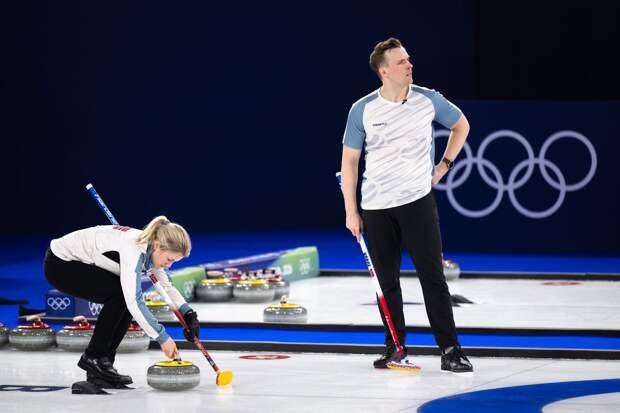 Состязания по керлингу на Олимпиаде прервали из-за проблем с освещением