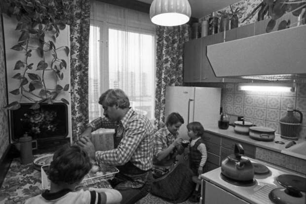 Молодая семья новоселов в новой квартире жилого массива Орехово-Борисово в Москве. Родители с сыновьями готовят обед на кухне, 1982 год