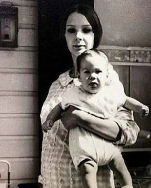 Полугодовалый Киану, 82-летний Чаплин и еще 12 редких фото знаменитостей