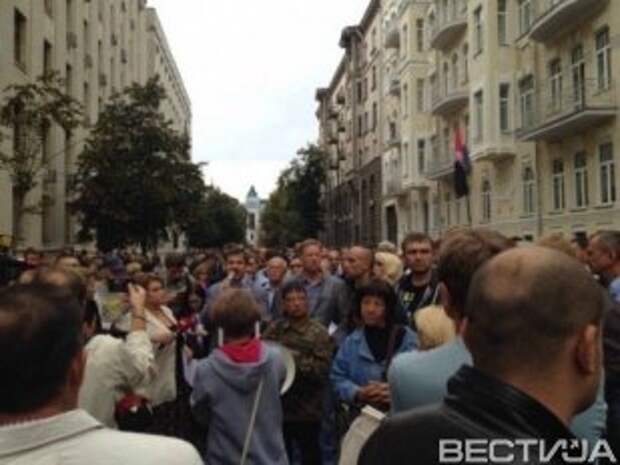 Активисты возле президентской администрации требуют помощи для Иловайска