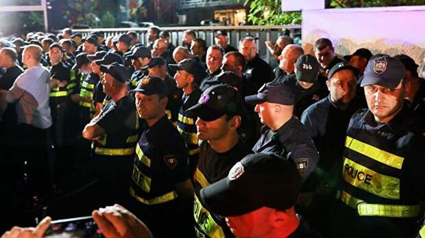 Сотрудники полиции во время стихийной акции против телеканала Рустави 2 в Тбилиси. 8 июля 2019