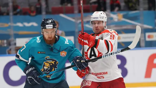 «Автомобилист» переиграл «Сочи» в матче КХЛ с 13-ю заброшенными шайбами