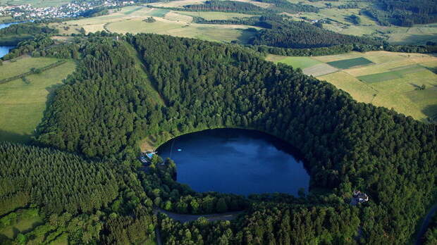 Бурное прошлое Лаахского озера в Германии: что скрывает безмятежная гладь водоема